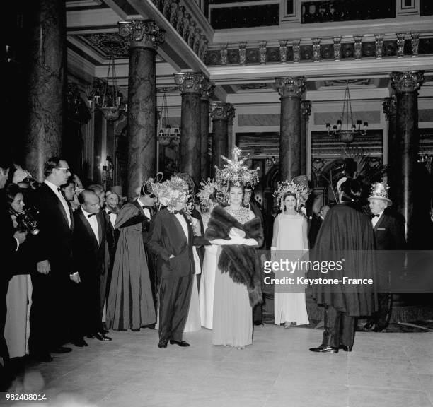 La princesse Grace et le prince Rainier de Monaco au bal du casino de Monte-Carlo à Monaco, le 16 mars 1969.
