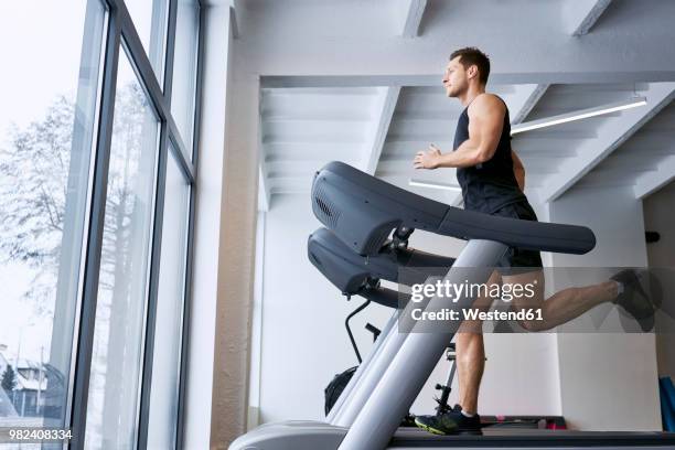 man running on treadmill at gym - running on treadmill stockfoto's en -beelden