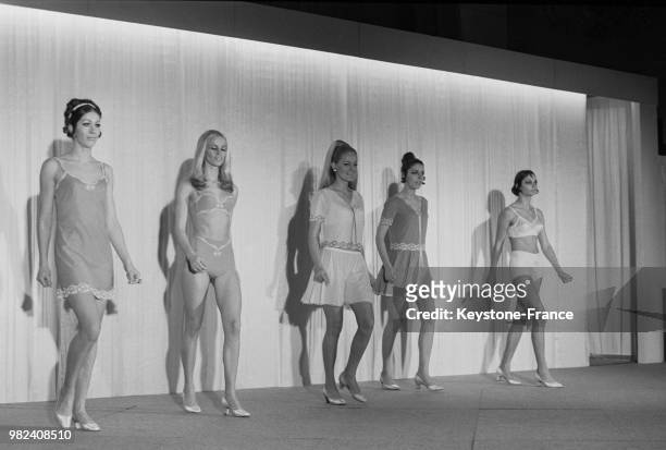 Mannequins présentant des modèles de lingerie Triumph dans les salons de l'hôtel Hilton à Paris en France, le 21 mars 1969.