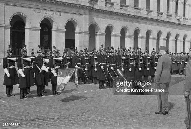 Le général Charles de Gaulle lors d'une cérémonie dans la cour des Invalides à Paris en France, en 1969.