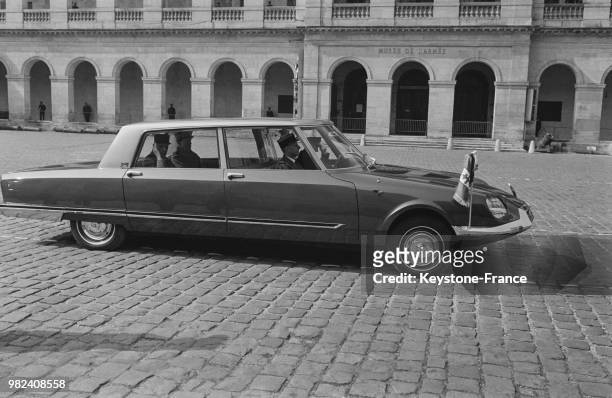 Le général Charles de Gaulle saluant depuis la voiture présidentielle DS Citroen carrossee par les ateliers Henri Chapron après une cérémonie dans la...