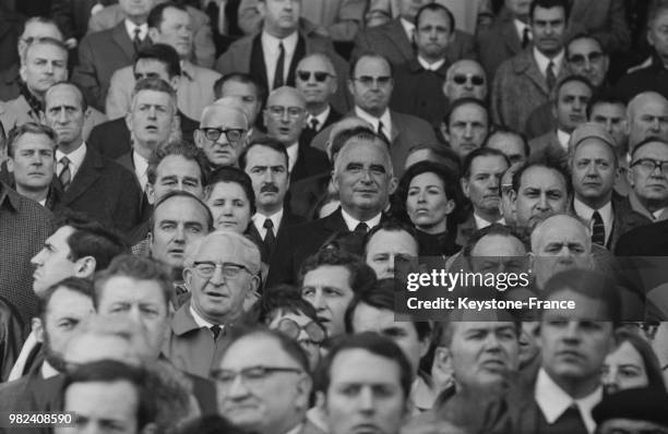 Georges Pompidou assiste dans la tribune officielle au match de rugby France - Pays de Galles lors du tournoi des 5 nations au stade de Colombes en...