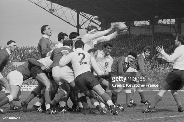 Walter Spanghero passe le ballon à un équipier après une remise en jeu lors du match de rugby France - Pays de Galles lors du tournoi des 5 nations...