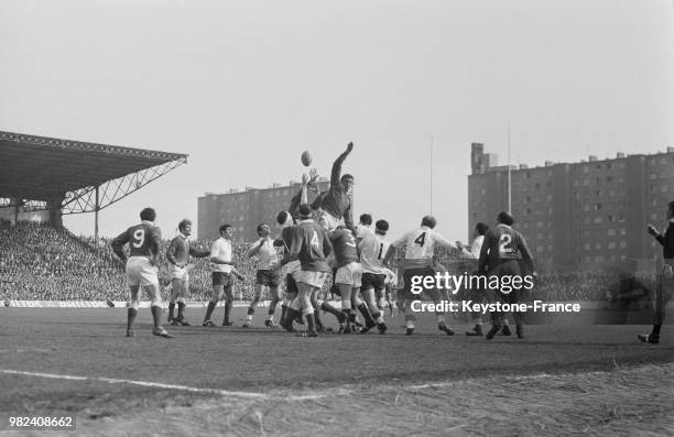 Une action lors du match de rugby France - Pays de Galles lors du tournoi des 5 nations au stade de Colombes en France, le 22 mars 1969.