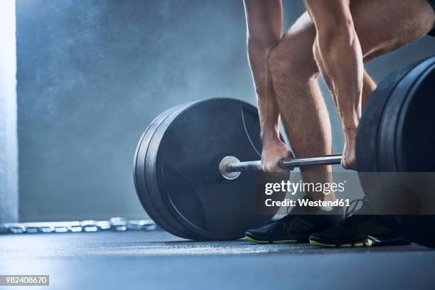 close-up of man doing deadlift exercise at gym - poids-et-haltères photos et images de collection