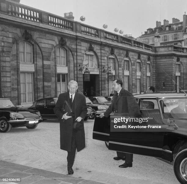 Maurice Couve de Murville arrivant au palais de l'Elysée pour un conseil des ministres à Paris en France, le 24 mars 1969.