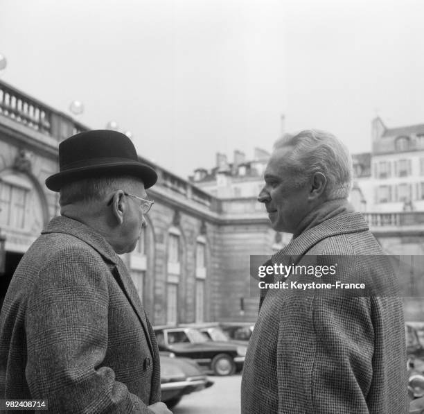 Edgar Faure et Roger Frey arrivant au palais de l'Elysée pour un conseil des ministres à Paris en France, en 1969.