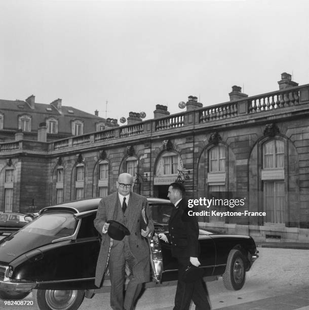 Edgar Faure arrivant au palais de l'Elysée pour un conseil des ministres à Paris en France, en 1969.