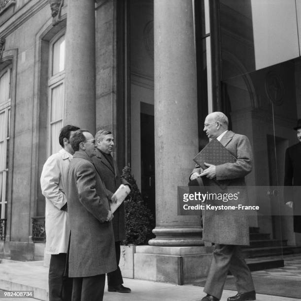 Edgar Faure sortant du palais de l'Elysée après un conseil des ministres à Paris en France, en 1969.