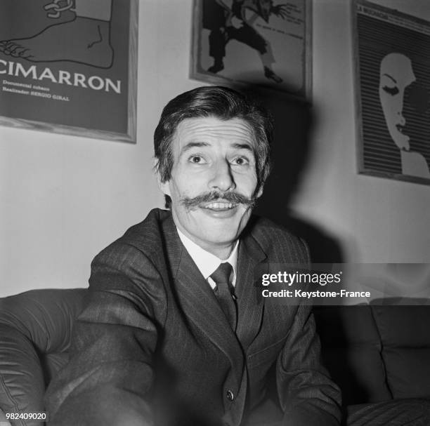 Jean Ferrat donnant une conférence de presse au sujet de la censure dont il est victime à l'ORTF, en France, le 27 mars 1969.