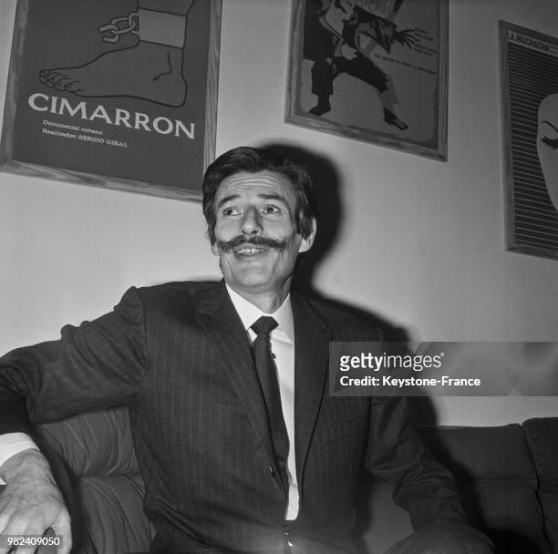 Jean Ferrat donnant une conférence de presse au sujet de la censure dont il est victime à l'ORTF, en France, le 27 mars 1969.