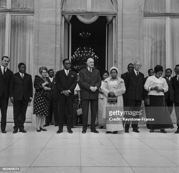Mobutu Sese Seko et sa femme Marie-Antoinette Mobutu sont reçus par le général Charles de Gaulle et sa femme Yvonne de Gaulle au palais de l'Elysée à...