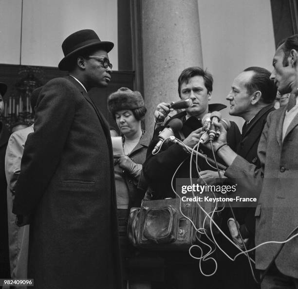 Mobutu Sese Seko répondant aux journalistes au palais de l'Elysée à Paris en France, le 27 mars 1969.