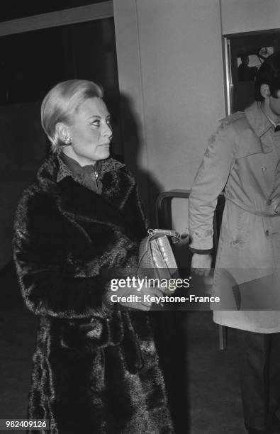 Michèle Morgan arrive à la première du film 'Bullitt' réalisé par Peter Yates au cinéma Le Balzac à Paris en France, le 28 mars 1969.