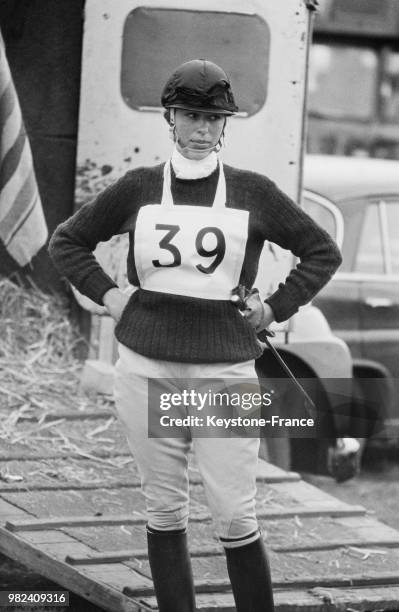 La princesse Anne du Royaume-Uni au concours d'obstacles à Everdon dans le Northamptonshire en Angleterre au Royaume-Uni, le 11 avril 1969.