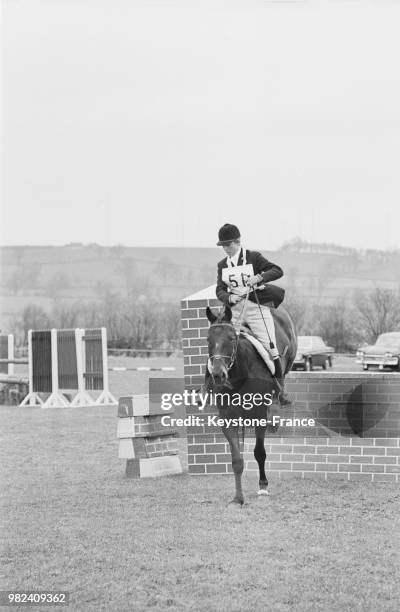 La princesse Anne du Royaume-Uni sur 'Purple Star' au concours d'obstacles à Everdon dans le Northamptonshire en Angleterre au Royaume-Uni, le 11...