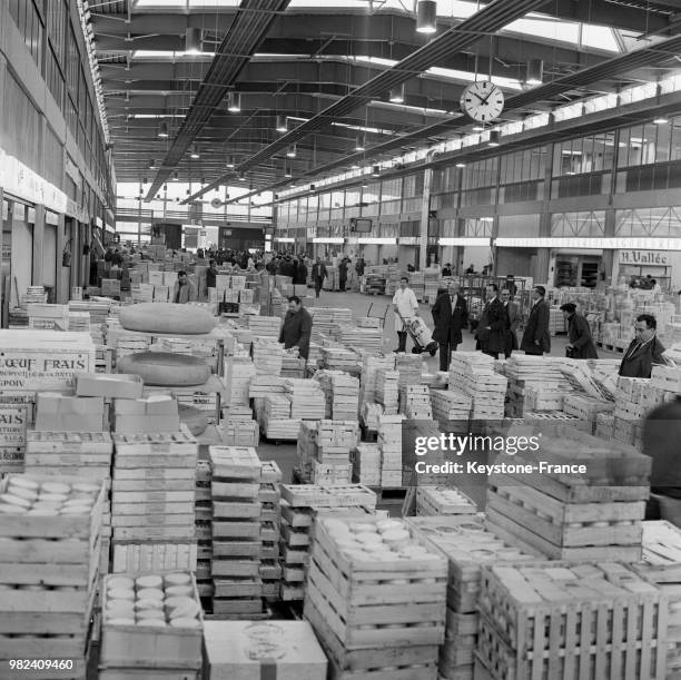 Vue de l'intérieur du pavillon des BOF des halles de Rungis en France, le 11 avril 1969.