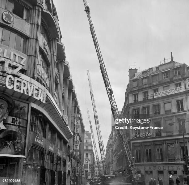 Les pompiers luttent contre l'incendie à l'école Berlitz à Paris en France, le 11 avril 1969.