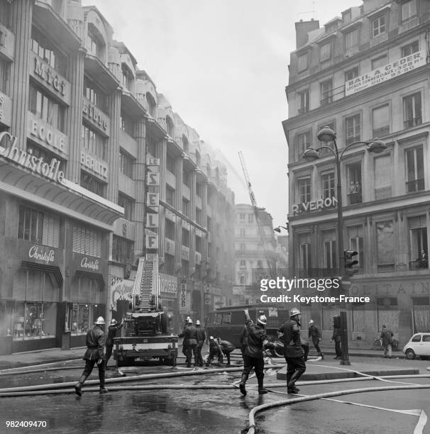 Les pompiers luttent contre l'incendie à l'école Berlitz à Paris en France, le 11 avril 1969.