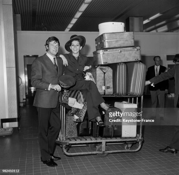 Roger Moore et sa femme Luisa Mattioli, en voyage de noces, arrivent à l'aéroport de Nice en France, le 14 avril 1969.