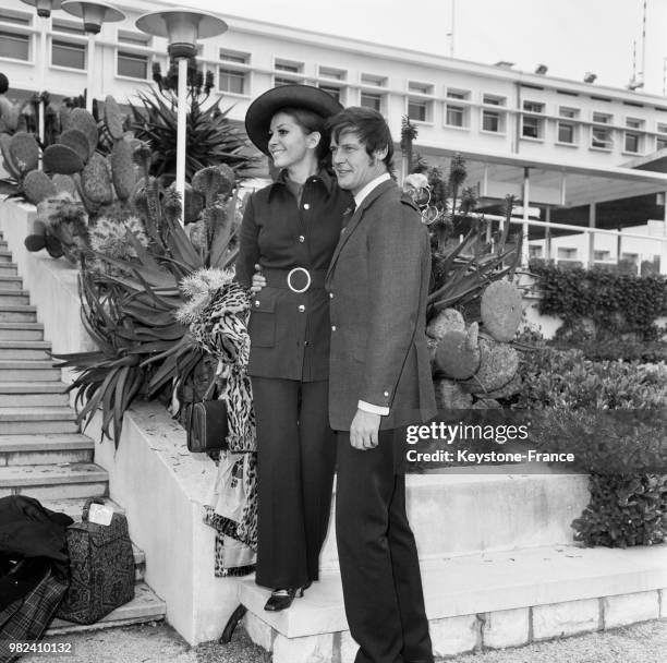 Roger Moore et sa femme Luisa Mattioli, en voyage de noces, arrivent à l'aéroport de Nice en France, le 14 avril 1969.
