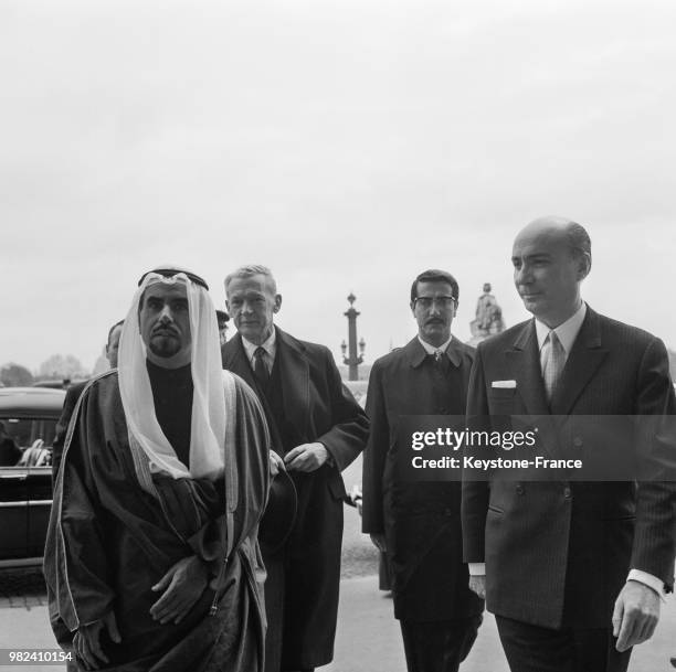 Le premier ministre et prince héritier du Koweït Jaber al-Ahmad al-Sabah avec le premier ministre Maurice Couve de Murville sur la place de la...