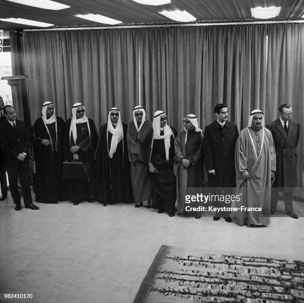 Le premier ministre et prince héritier du Koweït Jaber al-Ahmad al-Sabah et les membres de sa suite dans le salon d'honneur de l'aéroport d'Orly en...