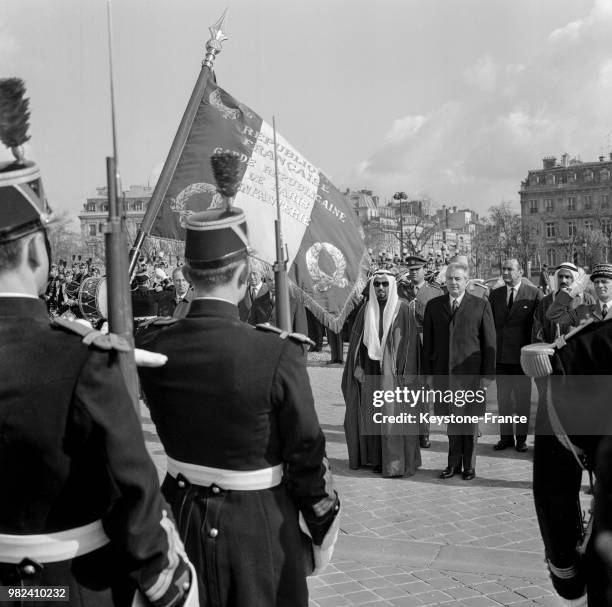 Le premier ministre et prince héritier du Koweït Jaber al-Ahmad al-Sabah se recueille sur la tombe du soldat inconnu à l'Arc de triomphe avec le...