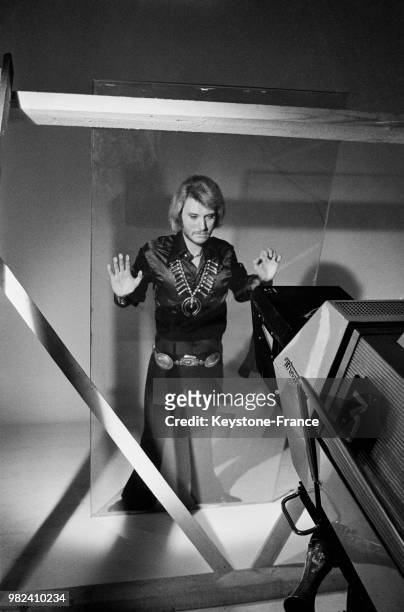 Johnny Hallyday lors de l'enregistrement de son show pour la télévision aux studios des Buttes-Chaumont à Paris en France, le 16 avril 1969.