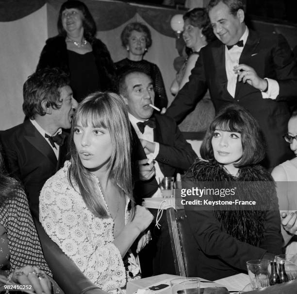 Serge Gainsbourg, son épouse Jane Birkin, Michel Piccoli et sa femme Juliette Gréco assistent au gala de l'union des artistes au cirque d'hiver à...