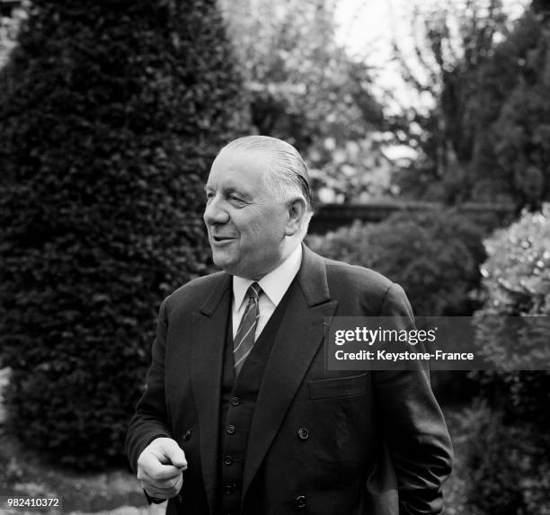 Alain Poher, président du sénat, photographié dans son jardin à Paris en France, le 27 avril 1969.