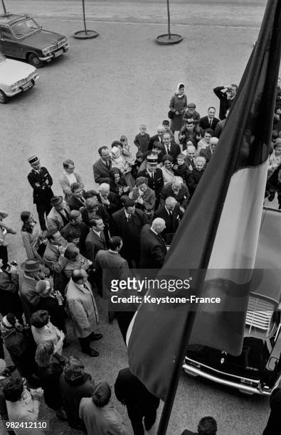 Le général Charles de Gaulle regagne sa voiture, après avoir voté lors du réf�érendum sur la réforme du sénat et la régionalisation, à...