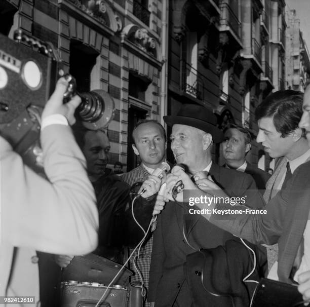 Conférence de presse de Gaston Defferre, suite à sa nomination à la candidature à la présidence de la république par le comité directeur de la SFIO ,...