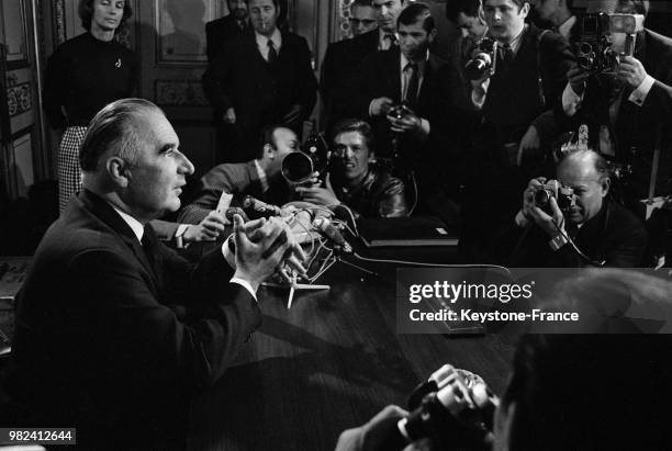 L'occasion de sa candidature officielle à la présidence de la république, Georges Pompidou donne une conférence de presse à son domicile à Paris en...