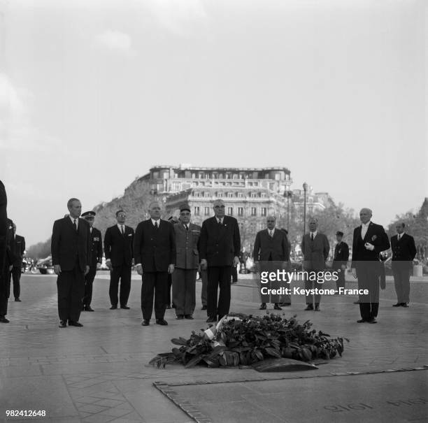 Alain Poher, président du sénat et président de la république par intérim, a déposé une couronne de fleurs sur la tombe du soldat inconnu à Paris en...