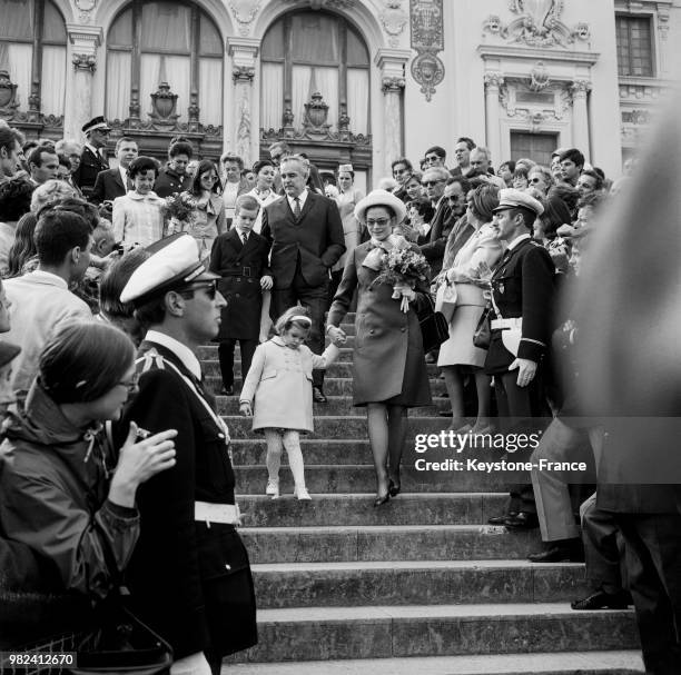 La famille princière de Monaco à l'exposition canine à Monte-Carlo à Monaco, le 2 mai 1969 : la princesse Antoinette de Monaco, la princesse...