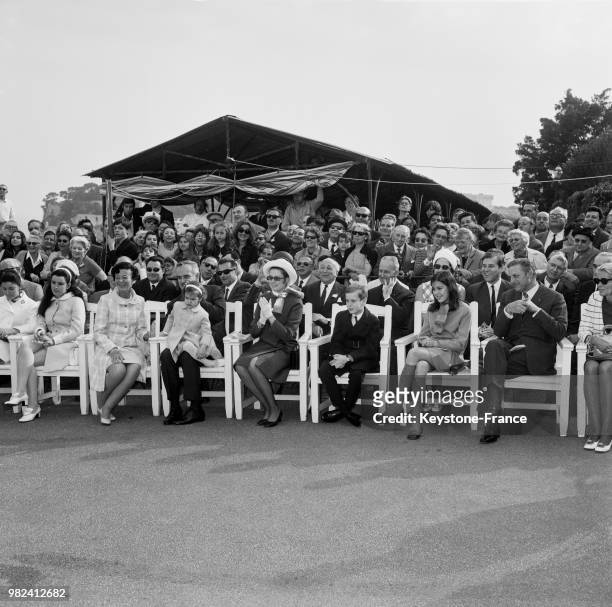 La famille princière de Monaco assiste à la remise des prix de l'exposition canine à Monte-Carlo à Monaco, le 2 mai 1969 : la princesse...