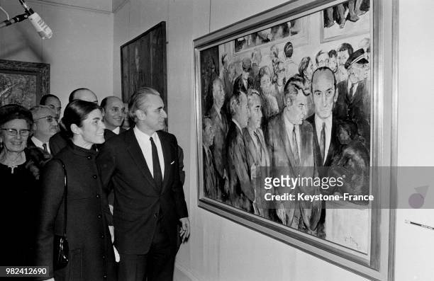 Le premier ministre Jacques Chaban-Delmas et sa femme Micheline devant un tableau de Victor Viko sur lequel il est représenté lors de l'inauguration...