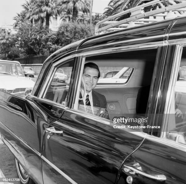 Le roi Constantin II de Grèce quitte l'hôtel Negresco à Nice en France, en 1969.