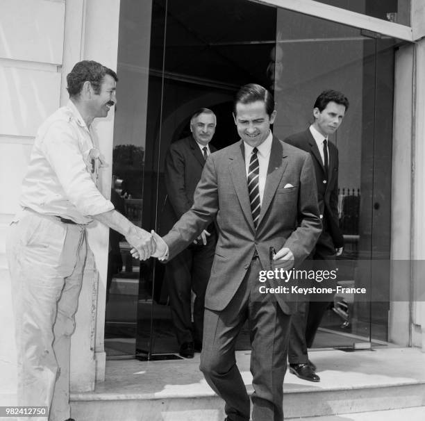 Le roi Constantin II de Grèce quitte l'hôtel Negresco à Nice en France, en 1969.