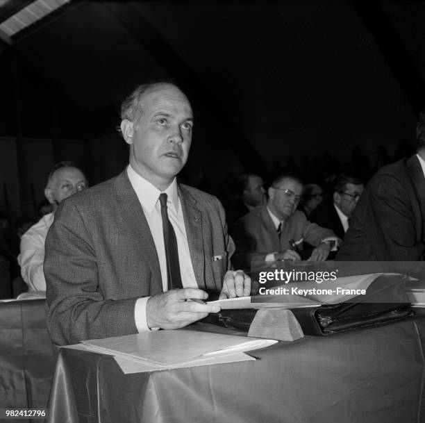 Alain Savary au congrès national de la SFIO à Alfortville en France, le 4 mai 1969.