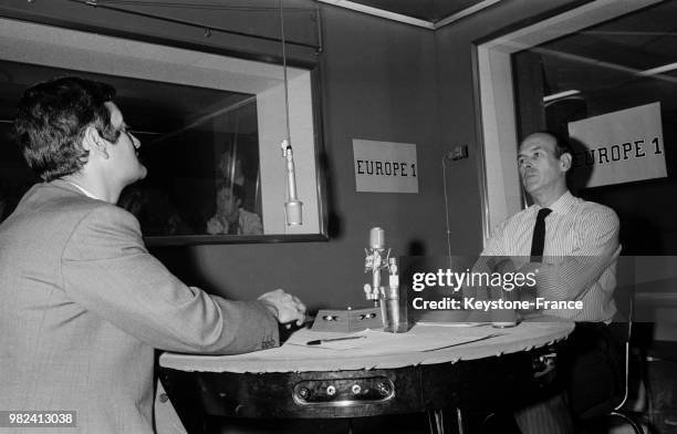 Valéry Giscard d'Estaing, leader des républicains indépendants, lors d'une émission radio à Europe 1 à Paris en France, le 6 mai 1969.