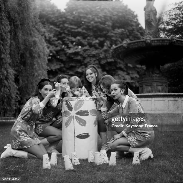 Les Blue Bell Girls - Dany, Chantal, Lorely, Janet, Denise et Nadine - pique-niquant autour d'un pot de yaourt géant los d une campagne de promotion...