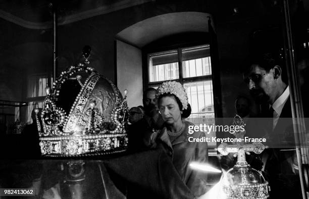 La reine Elisabeth II devant l'ancienne couronne impériale au Schatzkammer à Vienne en Autriche, le 7 mai 1969.