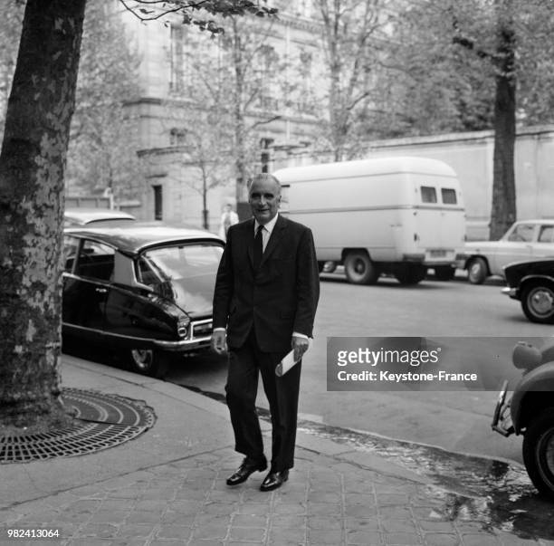 Georges Pompidou arrive à son bureau avenue de la Tour Maubourg, à Paris en France, le 6 mai 1969.