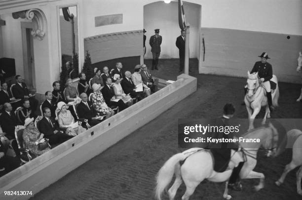 La reine Elisabeth II et le prince Philip assistent à une représentation de l'école d'équitation espagnole à Vienne en Autriche, le 7 mai 1969.