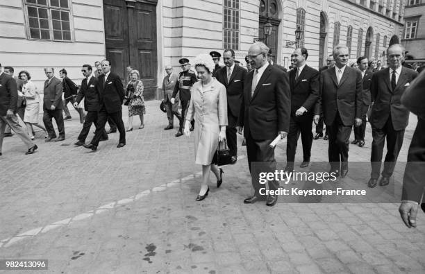 La reine Elisabeth II visite les écuries de l'école d'équitation espagnole à Vienne en Autriche, le 7 mai 1969.