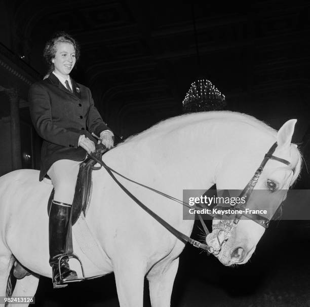 La princesse Anne sur un étalon lipizzner à l'école d'équitation espagnole à Vienne en Autriche, le 8 mai 1969.