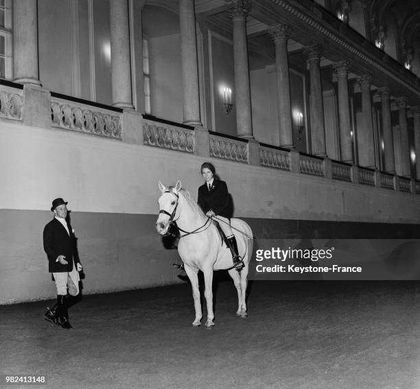 La princesse Anne sur un étalon lipizzner à l'école d'équitation espagnole à Vienne en Autriche, le 8 mai 1969.