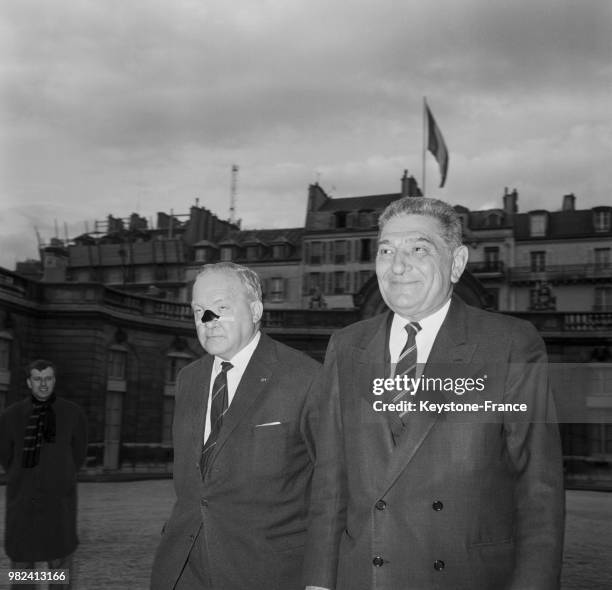 Le colonel Jean-Robert Thomazo et Jean-Louis Tixier-Vignancour quittent le palais de l'Elysée, après leur entretien avec Alain Poher, à Paris en...